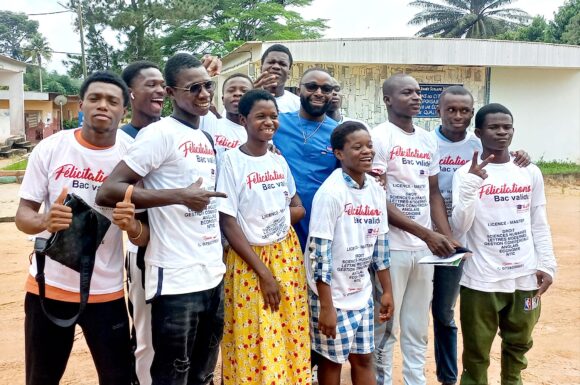 L’Université de l’Atlantique Félicite les Nouveaux Bacheliers du BAC 2024 et Offre des Tee-Shirts à San Pedro, Grand-Bassam et Aboisso